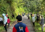 Menjaga Kebersihan Lingkungan: Mahasiswa KKN Universitas PGRI Semarang Ajak Warga Gotong Royong di Desa Wirogomo