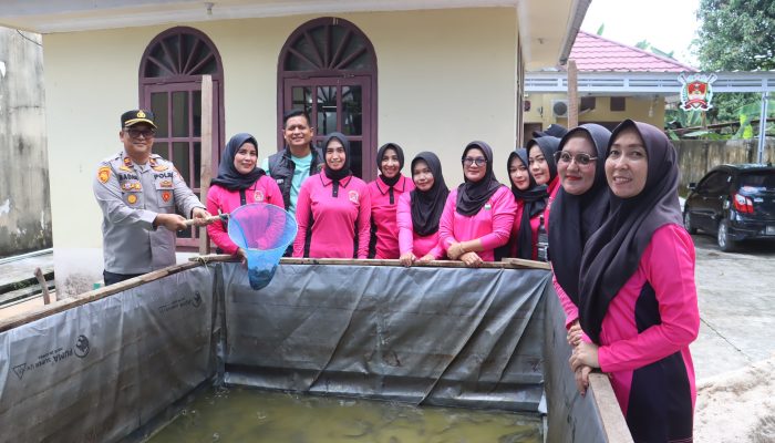 Polsek Prabumulih Barat Panen Lele dari Program Pekarangan Pangan Lestari