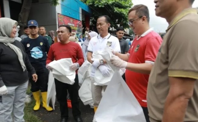 Hari Peduli Sampah Nasional 2025, DPRD Prabumulih Hadiri Kegiatan Aksi Bersih Pasar di PTM