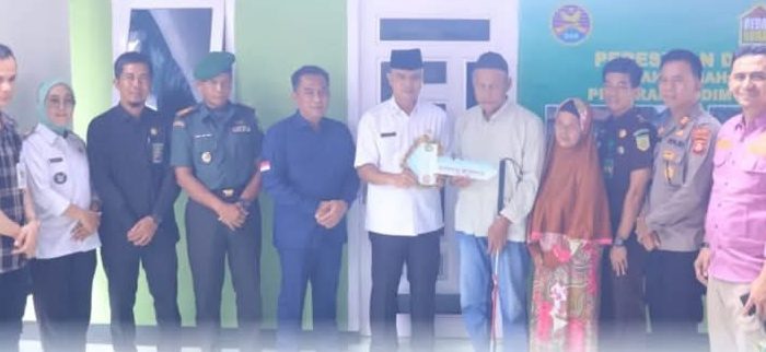 Pemkot Prabumulih Bersama Kodim 404 Resmi Serahkan Kunci Program Bedah Rumahh ke Warga Kelurahan Gunung Ibul Barat