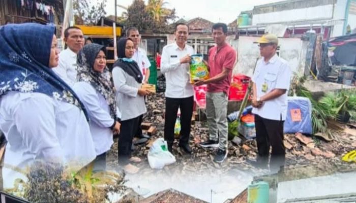 Pj Walikota Prabumulih, H Elman ST MM Didampingi Kadinsos Beri Bantuan Ke korban Kebakaran di Duspra