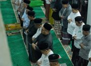 Tarawih Keliling di Karangjambu, Wabup Dimas Pastikan Perbaikan Jalan