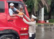 Berkah Ramadhan, Polres Demak Bagikan Takjil Gratis kepada Pengendara