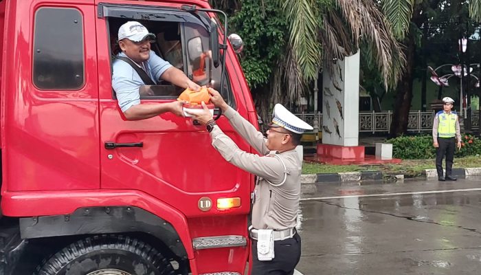 Berkah Ramadhan, Polres Demak Bagikan Takjil Gratis kepada Pengendara