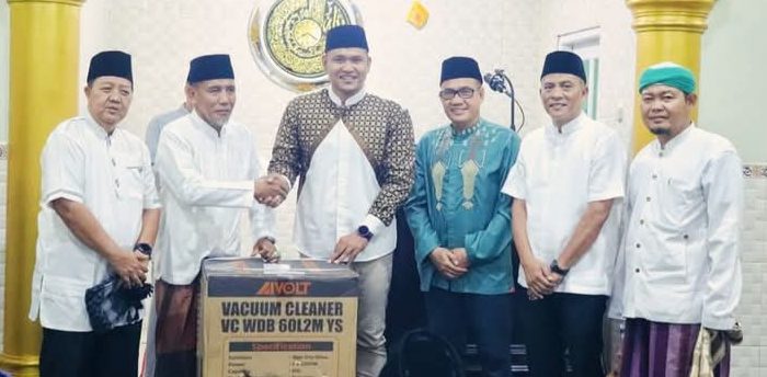Wakil Walikota Prabumulih Laksanakan Shalat Isya dan Tarawih di Masjid Nurul Hidayah, Serahkan Bantuan Satu Unit Vacuum Cleaner