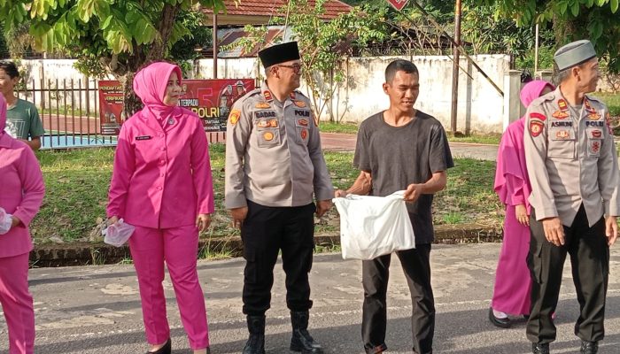 Polsek Prabumulih Barat Berbagi Takjil di Bulan Suci Ramadhan