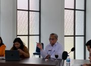Kepala Kantor Pertanahan Humbang Hasundutan Ikuti Rapat Pembahasan PDDM Secara Daring  BERITAOPINI.ID | Humbang Hasundutan,  Kepala Kantor Pertanahan Kabupaten Humbang Hasundutan,  Khalid Afdillah Handoyo, S.H., didampingi Lenny Dinamaria Samosir mengikuti rapat pembahasan tindak lanjut penyelesaian pendapatan diterima di muka (PDDM) secara daring yang diselenggarakan oleh Kementerian Agraria dan Tata Ruang/Badan Pertanahan Nasional (ATR/BPN) di Kantor ATR BPN RI Jakarta (19/03)  Kegiatan ini dilaksanakan untuk menindaklanjut hasil pemeriksaan Badan Pemeriksa Keuangan Republik Indonesia (BPK RI) atas Laporan Keuangan Tahun 2024.    Acara yang berlangsung pada Rabu, 19 Maret 2025, pukul 10.00 WIB ini dihadiri oleh berbagai pejabat dari tingkat pusat hingga daerah dari seluruh wilayah Indonesia.  Dalam rapat ini, BPK RI, Kementerian ATR BPN RI bersama seluruh instansi membahas hal-hal terkait penyelesaian administrasi keuangan sesuai dengan ketentuan yang berlaku.  Kepala Kantor Pertanahan Kabupaten Humbang Hasundutan Khalid Afdillah Handoyo, S.H., saat mengikuti jalannya rapat mengungkap bahwa kegiatan ini merupakan upaya Pemerintah untuk menunjukkan keterbukaan bagi publik mengenai keuangan.  “Kita selalu terbuka dalam setiap pelayanan publik yang dilaksanakan, baik dari sektor anggaram, pelayanan sertipikat dan program nasional lainnya” Ujar Khalid.  Khalid juga  memastikan bahwa Kantor Pertanahan Kabupaten Humbang Hasundutan akan menindaklanjuti arahan yang diberikan sesuai dengan prosedur yang ditetapkan.  “Kami berharap, hasil dari rapat ini dapat mempercepat penyelesaian administrasi terkait PDDM dan meningkatkan transparansi serta akuntabilitas dalam pengelolaan keuangan di lingkungan ATR/BPN” Ujarnya  Dalam kesempatan ini, orang nomor satu di BPN itu juga mengarahkan seluruh staff dan pegawai Kantor Pertanahan Kabupaten Humbang Hasundutan untuk bekerja dan giat memberikan laporan tentang anggaran.