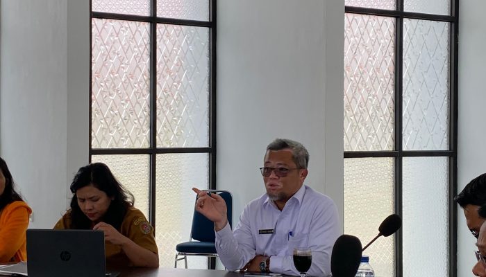 Kepala Kantor Pertanahan Humbang Hasundutan Ikuti Rapat Pembahasan PDDM Secara Daring  BERITAOPINI.ID | Humbang Hasundutan,  Kepala Kantor Pertanahan Kabupaten Humbang Hasundutan,  Khalid Afdillah Handoyo, S.H., didampingi Lenny Dinamaria Samosir mengikuti rapat pembahasan tindak lanjut penyelesaian pendapatan diterima di muka (PDDM) secara daring yang diselenggarakan oleh Kementerian Agraria dan Tata Ruang/Badan Pertanahan Nasional (ATR/BPN) di Kantor ATR BPN RI Jakarta (19/03)  Kegiatan ini dilaksanakan untuk menindaklanjut hasil pemeriksaan Badan Pemeriksa Keuangan Republik Indonesia (BPK RI) atas Laporan Keuangan Tahun 2024.    Acara yang berlangsung pada Rabu, 19 Maret 2025, pukul 10.00 WIB ini dihadiri oleh berbagai pejabat dari tingkat pusat hingga daerah dari seluruh wilayah Indonesia.  Dalam rapat ini, BPK RI, Kementerian ATR BPN RI bersama seluruh instansi membahas hal-hal terkait penyelesaian administrasi keuangan sesuai dengan ketentuan yang berlaku.  Kepala Kantor Pertanahan Kabupaten Humbang Hasundutan Khalid Afdillah Handoyo, S.H., saat mengikuti jalannya rapat mengungkap bahwa kegiatan ini merupakan upaya Pemerintah untuk menunjukkan keterbukaan bagi publik mengenai keuangan.  “Kita selalu terbuka dalam setiap pelayanan publik yang dilaksanakan, baik dari sektor anggaram, pelayanan sertipikat dan program nasional lainnya” Ujar Khalid.  Khalid juga  memastikan bahwa Kantor Pertanahan Kabupaten Humbang Hasundutan akan menindaklanjuti arahan yang diberikan sesuai dengan prosedur yang ditetapkan.  “Kami berharap, hasil dari rapat ini dapat mempercepat penyelesaian administrasi terkait PDDM dan meningkatkan transparansi serta akuntabilitas dalam pengelolaan keuangan di lingkungan ATR/BPN” Ujarnya  Dalam kesempatan ini, orang nomor satu di BPN itu juga mengarahkan seluruh staff dan pegawai Kantor Pertanahan Kabupaten Humbang Hasundutan untuk bekerja dan giat memberikan laporan tentang anggaran.