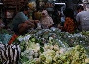 Paguyuban Pasar Triwindu Bagikan Sayur Mayur Gratis