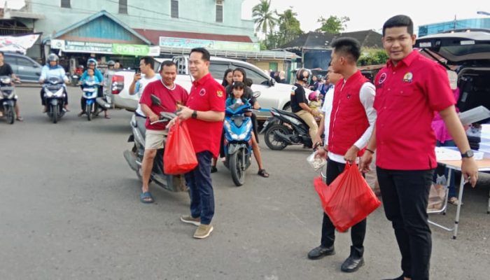 DPC PDIP Perjuangan PALI Berbagi Takjil Dibulan Suci Ramadhan