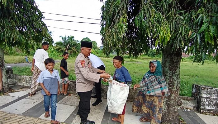 Polres Prabumulih Kembali Bagi Takjil ke Masyarakat di Bulan Suci Ramadhan