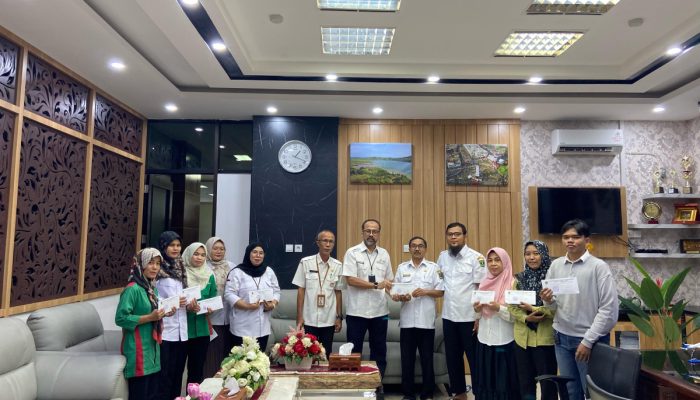 Sambut Idul Fitri, Plt Sekwan Sumbar Maifrizon Beri Santunan untuk Keluarga Besar DPRD