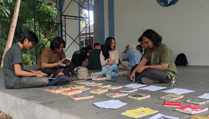 Lapak Buku FMN UNS: Kembali Menghidupkan Tradisi Literasi Mahasiswa