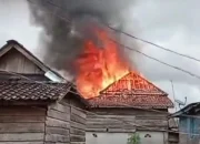 Sebuah Rumah Panggung di Desa Lunas Jaya Hangus di Lalap Si Jago Merah