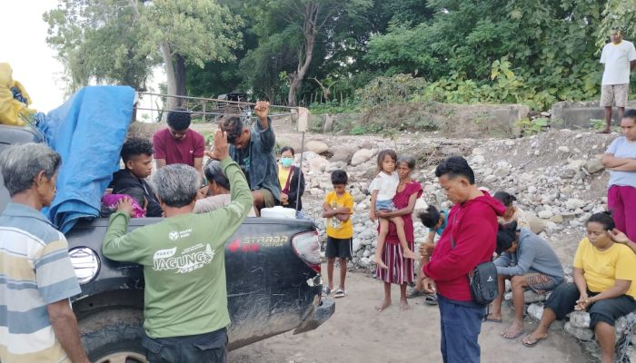 Kisah Inspiratif Bripka Nikolaus Yupin dan Tenaga Medis, Lewati Medan Berat Amfoang Antar ODGJ
