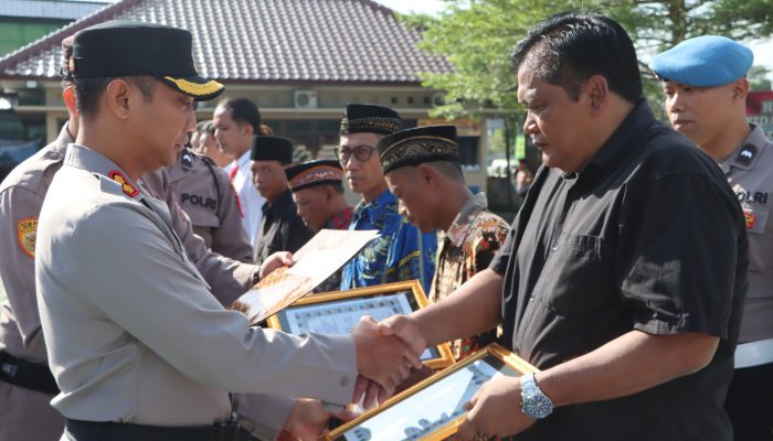 Kapolres Purworejo Berikan Reward kepada Personel dan Warga Berprestasi