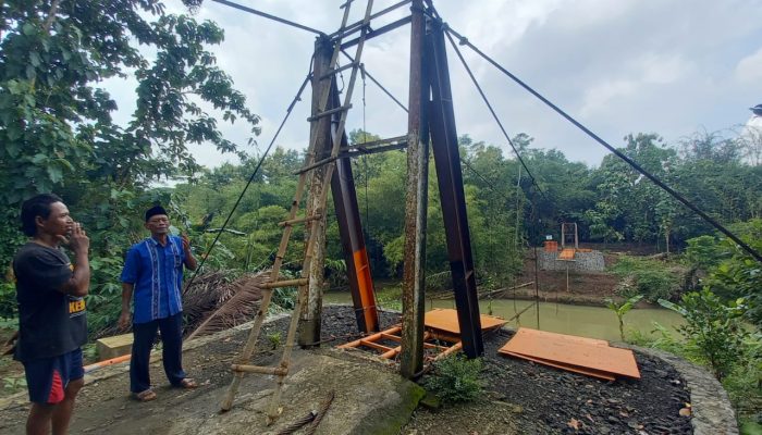 Diduga Menyalahi Spek Proyek Jembatan Gantung di Ungaran Mangkrak, Rajawali Emas : Kami Minta APH Lakukan Penyelidikan