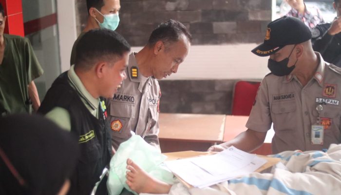 Personel Seksi Kesehatan Polres Purworejo Kawal Proses Rujukan 3 Orang Korban Laka Desa Kalijambe ke RST dr. Soedjono Magelang