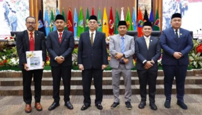 Rapat Paripurna, Ketua DPRD Sumbar Evi Yandri Terima LHP LKPD 2024 dari Kepala BPK RI Sumbar