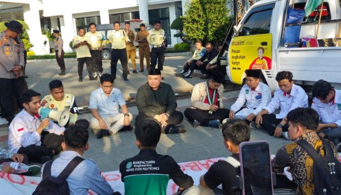 Wakil Ketua DPRD Sumbar Sambut Langsung Aksi Mahasiswa Kammi, Kritik Kepemimpinan Prabowo-Gibran