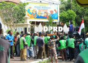 Ratusan Ojol Geruduk Kantor DPRD Surakarta, Pemerintah dan Aplikator Harus Sejahterakan Ojol