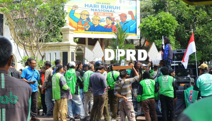 Ratusan Ojol Geruduk Kantor DPRD Surakarta, Pemerintah dan Aplikator Harus Sejahterakan Ojol