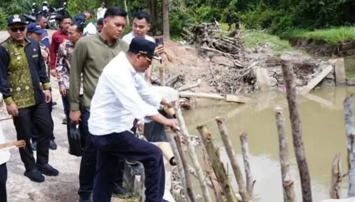 Respon Cepat, Wako Prabumulih Prioritaskan Perbaiki Jembatan Penghubung Desa Pangkul dan Kelurahan Karang Jaya Yang Ambruk Total