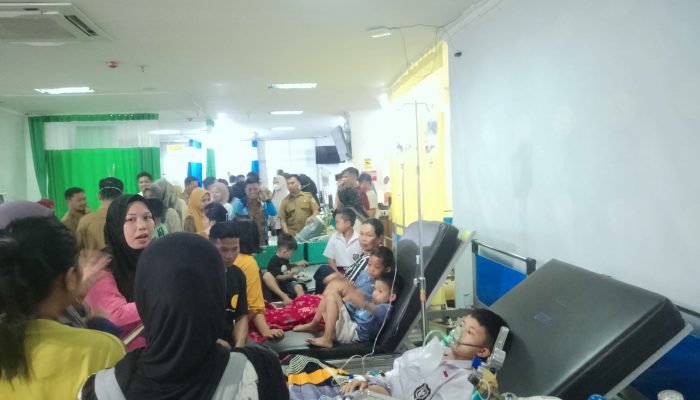 Ratusan Siswa Dipasang Infus, Diduga Keracunan Setelah Konsumsi Program Makan Bergizi Gratis di Pali