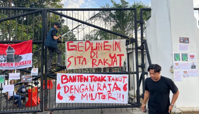 Jaga Demokrasi, Kawal Birokrasi: Tolak Plh Sekda Cacat Prosedur, BEM Banten Adakan Camp Depan Gedung Pendopo Gubernur Provinsi Banten 