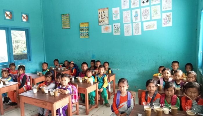 Dukung Program Pusat Prioritas Nasional, Paud Tazkia Desa Raja Jaya Bagikan Bubur Untuk Siswa
