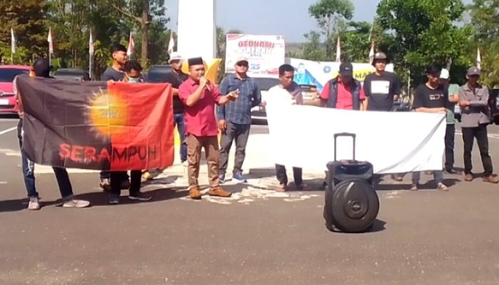 LSM Serampu Gelar Aksi di Kantor Bupati Pali Terkait Penyelesaian 173 Siswa Keracunan