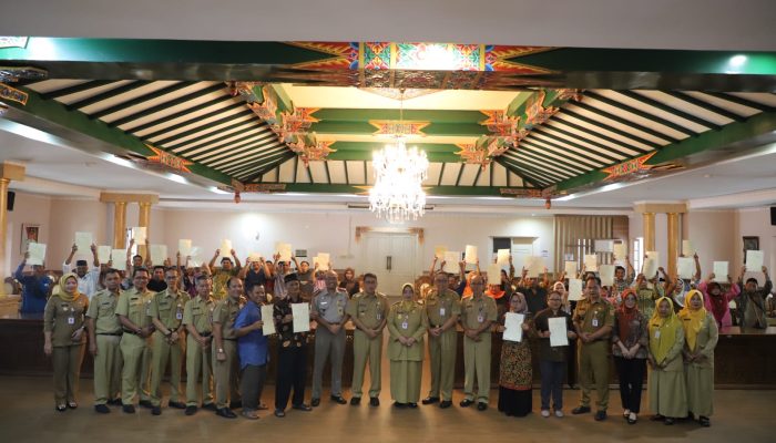 40 Warga Penerima Program Rumah Sub Inti Terima Sertipikat