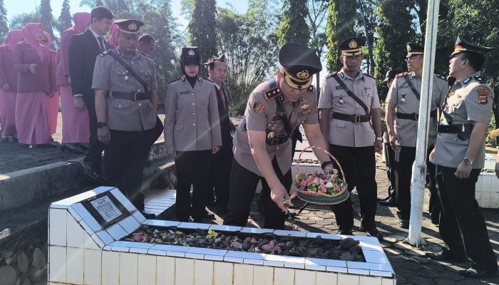 Peringati Hari Bhayangkara ke 79 Tahun, Polres Prabumulih Gelar Upacara Ziarah Makam Pahlawan dan Tabur Bunga