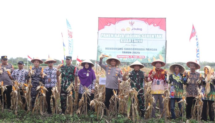 Kapolres Purworejo Pimpin Panen Raya Jagung Serentak Kuartal II di Desa Wonosari Ngombol