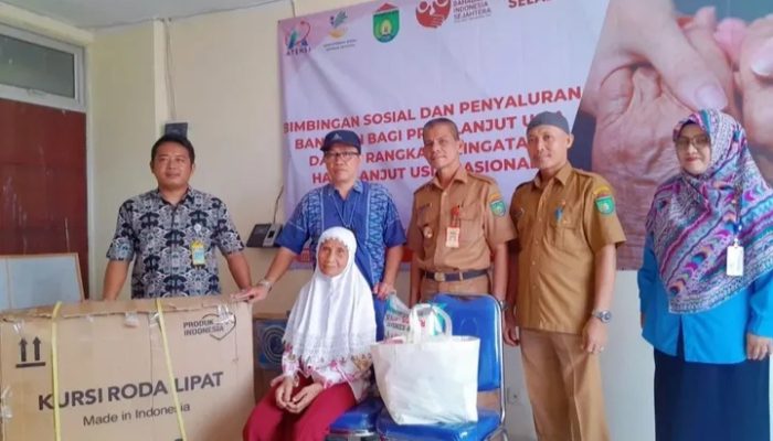 Pemkot Prabumulih Serahkan Bantuan dari Kemensos RI untuk 42 Lansia di Prabumulih