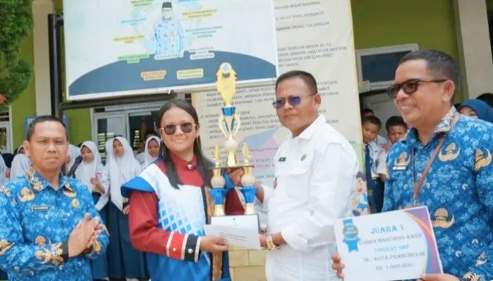 Walikota Prabumulih, H. Arlan Beri Penghargaan Langsung ke Siswa SMP Negeri 1 Prabumulih