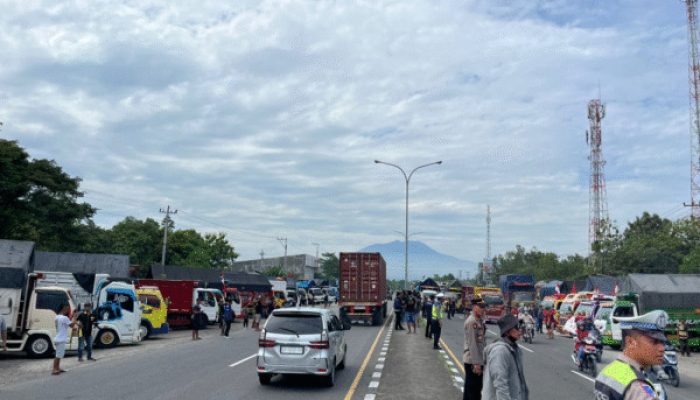 Palang Jalur Ring Road, Kerumunan Sopir Suarakan Nasibnya, Kritik Zero Odol