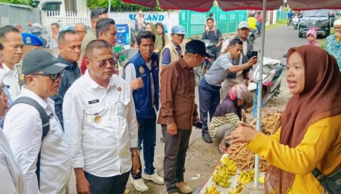 Pastikan Proses Relokasi Pedagang dari Jalan Prof. M. Yamin ke Pasar PTM II Berjalan Aman, Tertib, dan Lancar, Walikota Prabumulih Turun Langsung Ke Lapangan