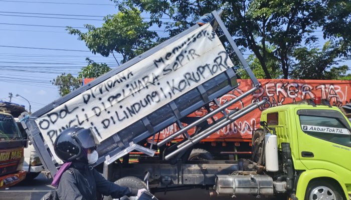 Demonstrasi Sopir Truk Lumpuhkan Jalur Pantura Siliwangi-Krapyak Selama Enam Jam