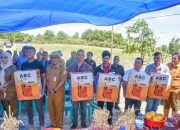 Bupati Humbahas Panen Bawang Merah di Paranginan Doloksanggul