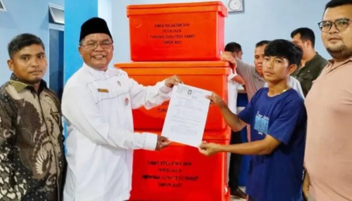 Anggota DPRD Sumbar Hanapi Lubis Salurkan Dana Pokir, 40 Fish Box Diberikan untuk Pengolah Ikan Air Bangis