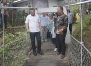 Anggota DPRD Yusri Latif Bersama Wali Kota Padang Tinjau Jembatan Rusak di Koto Lua