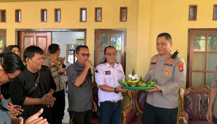 SMSI Kota Prabumulih Berikan Tumpeng, Sebagai Simbol Sinergi Antara Polres dan Insan Pers di Momen HUT Bhayangkara Ke 79.