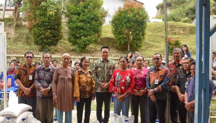 Bupati Humbahas Serahkan Bantuan Beras Kepada Korban Longsor di Kecamatan Pakkat
