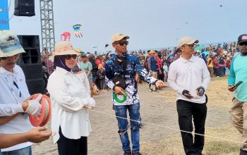 Foto: Bupati Purworejo bersiap menaikkan Layang-layang