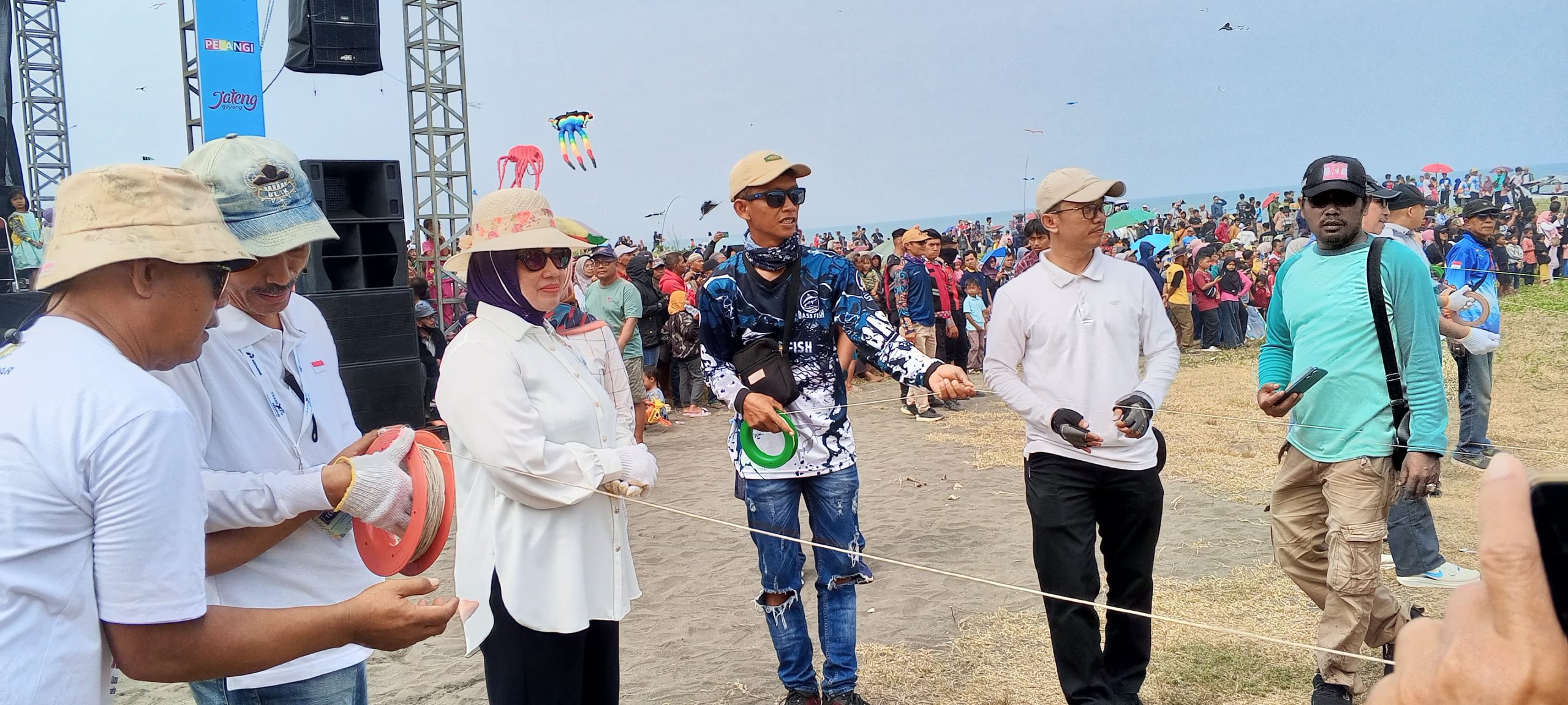 Foto: Bupati Purworejo bersiap menaikkan Layang-layang