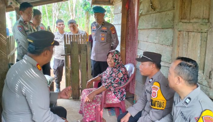 Wujud Bakti Sosial Polsek Prabumulih Timur Beri Bantuan Sembako ke Warga di Kelurahan Tanjung Raman