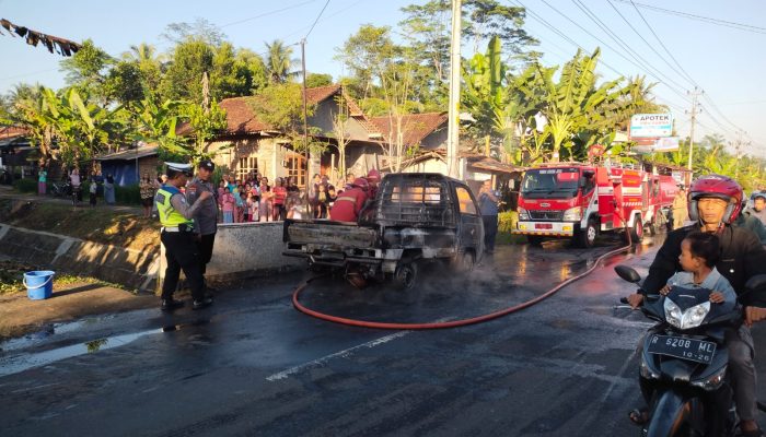 Mobil Pikap Terbakar di Jalan Raya Tidu Purbalingga
