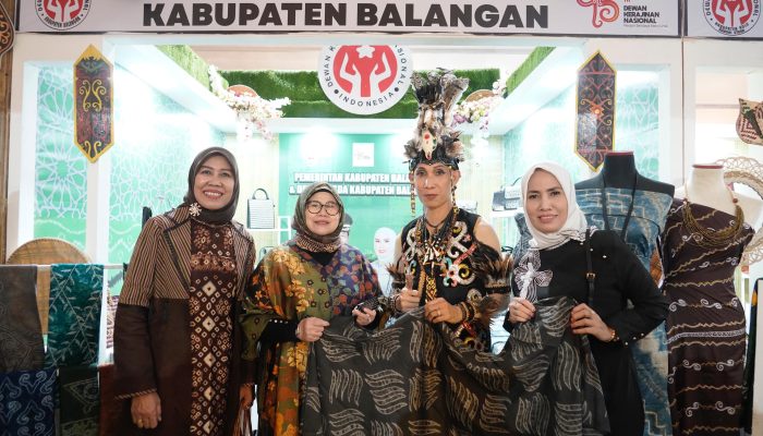 Ketua Dekranasda Muba Hj Patimah Toha Apresiasi Pameran HUT ke-45 Dekranas