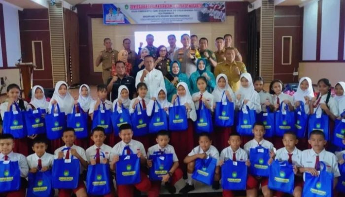 Tunaikan Janji Politik, Walikota Bersama Wakil Walikota Prabumulih Bagikan Seragam Sekolah Gratis SD & SMP